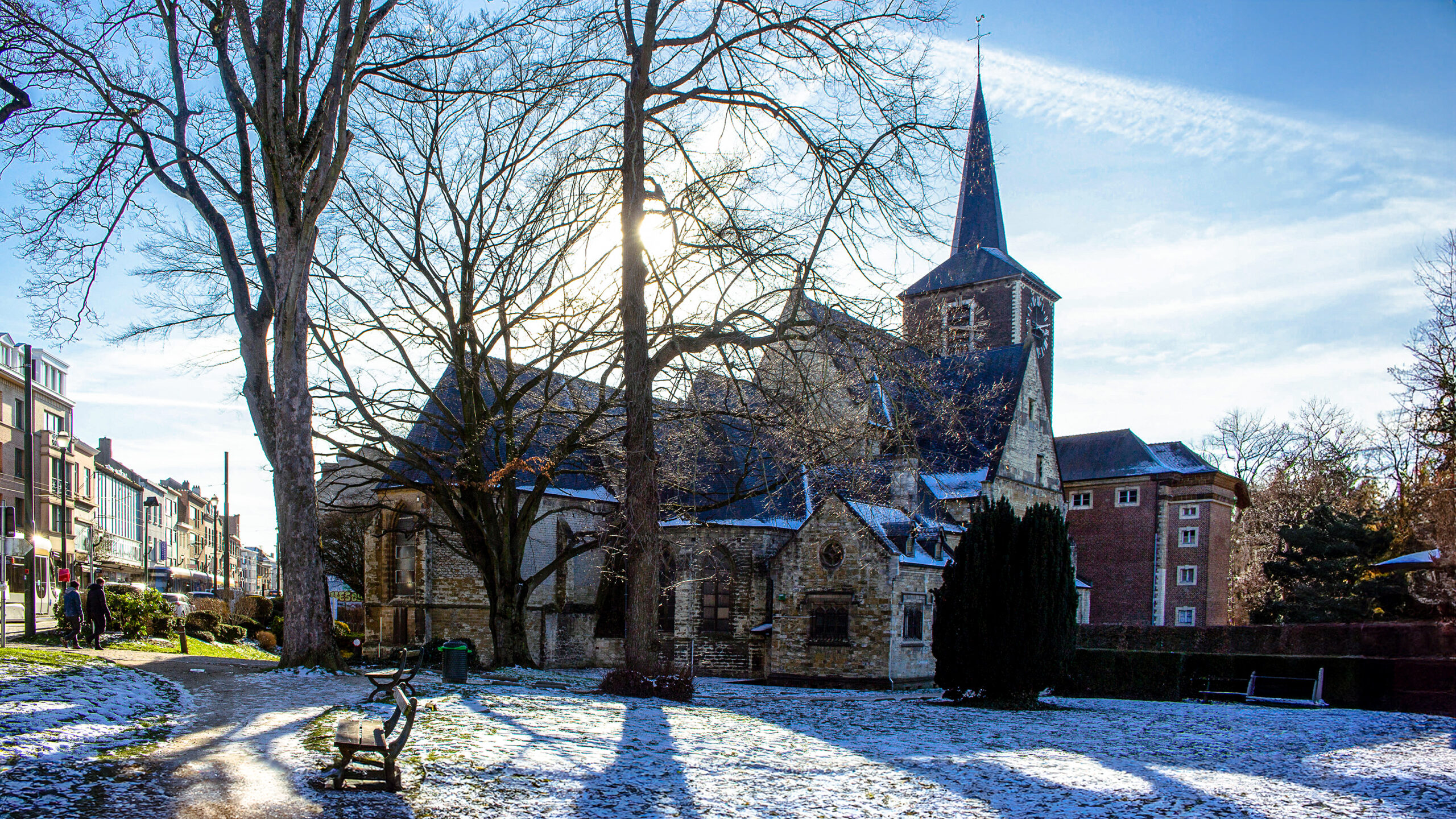 Kerk in de winter op een zonnige dag