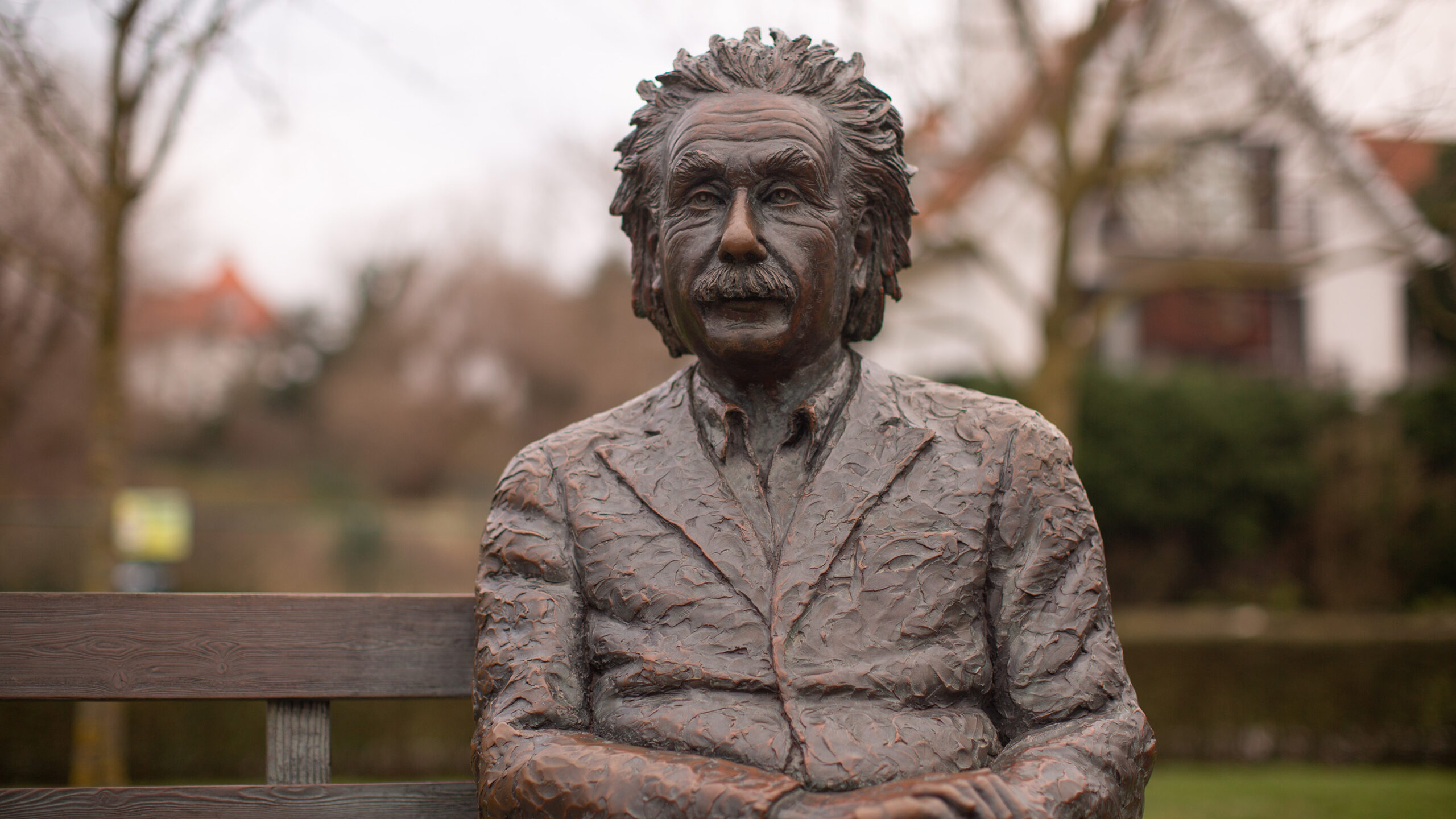 Beeld van Einstein op een bank in De Haan ideaal om uit te rusten tijdens je wandeling