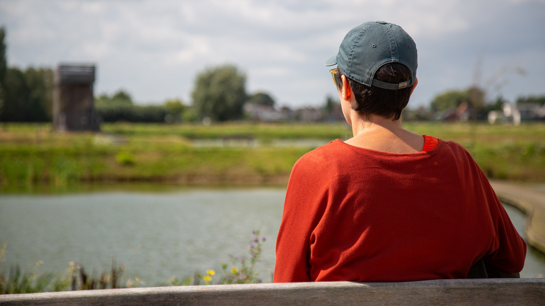 Mindfull rondkijken op een bankje tijdens een wandeling