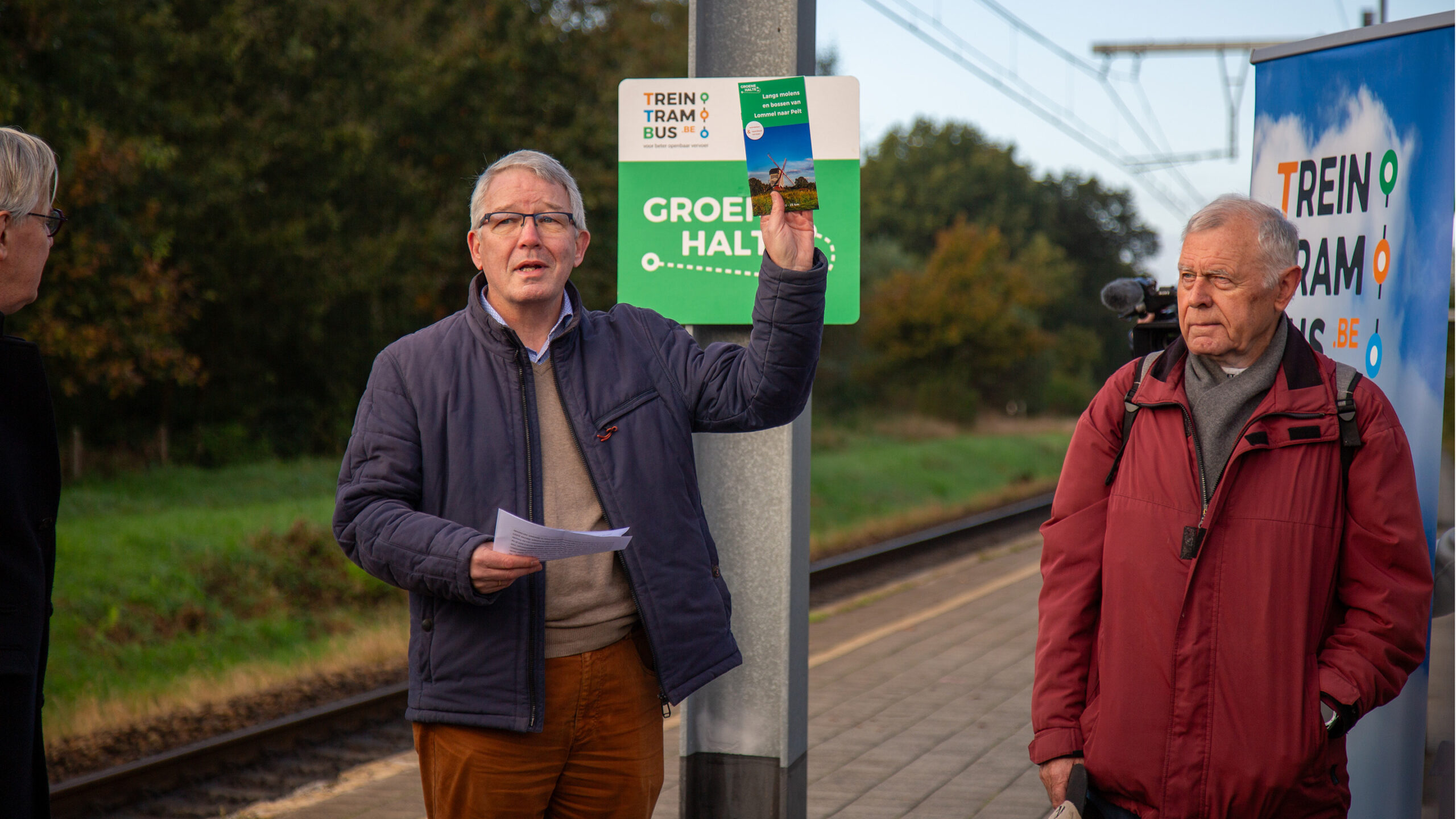 Voorzitter Peter Meukens toont trots de nieuwe Groene Halte brochure