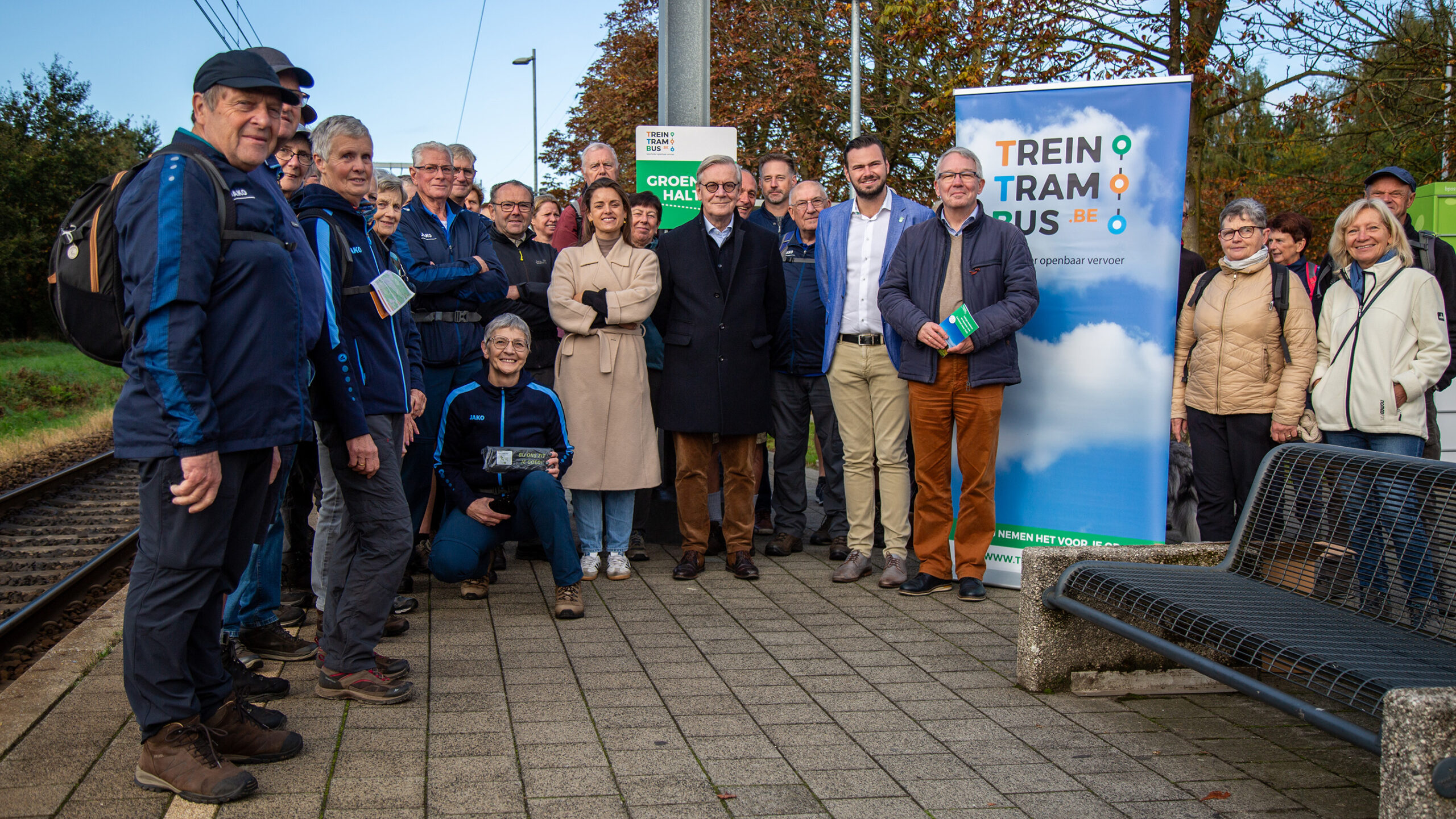 wandelaars die de route feesteling inwandelen